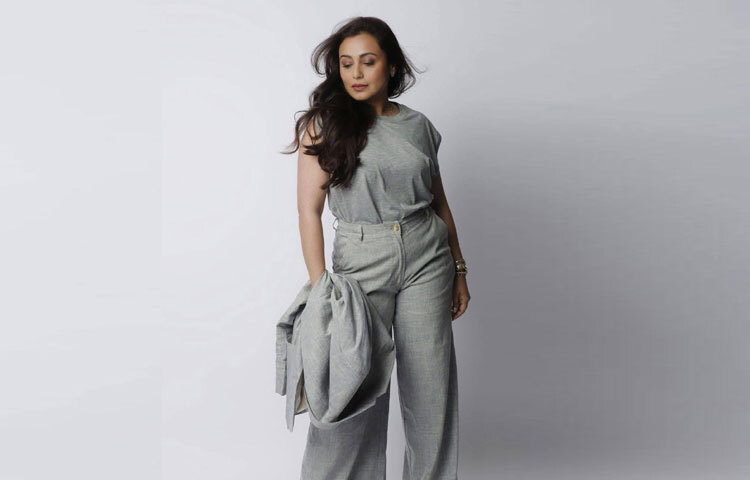 রানীর পোশাক নির্বাচনে সবসময় দেখা যায় এক ধরনের স্বকীয়তা। তিনি কখনো অতি জাঁকজমকপূর্ণ সাজে মুগ্ধ করেছেন, আবার কখনো একেবারে সাদামাটা অথচ মার্জিত পোশাকে দিয়েছেন ঝলকানি। আসলে রানীর সবচেয়ে বড় ফ্যাশন স্টেটমেন্ট হলো তার আত্মবিশ্বাস। তিনি যা-ই পরেন, তা হয়ে ওঠে তার ব্যক্তিত্বের সম্প্রসারণ।