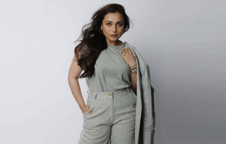 রানী সবসময় প্রমাণ করেছেন যে ফ্যাশন মানেই কেবল বাহ্যিক চাকচিক্য নয়। তার স্টাইল আসলে একধরনের শক্তি প্রদর্শন।