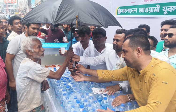 তীব্র তাপদাহে রংপুরের সর্বসাধারণের জন্য সুপেয় পানি, ছাতা, ক্যাপ ও স্যালাইনসহ সচেতনতামূলক লিফলেট বিতরণ করেছে রংপুর জেলা যুবলীগ। ছবি: জিতু কবীর