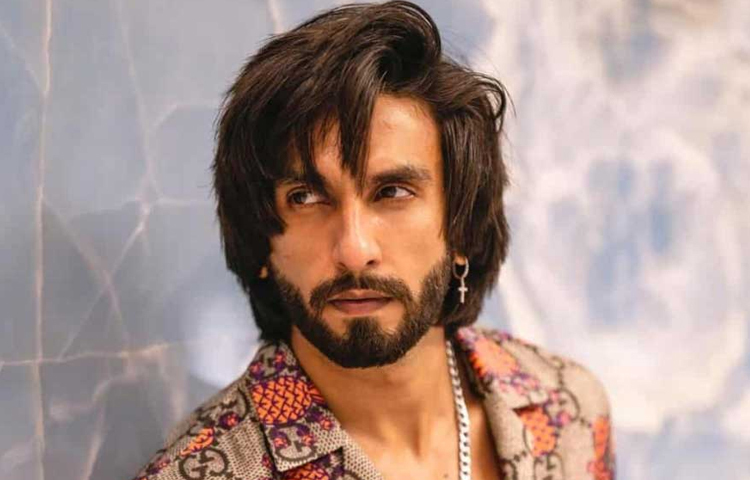 রণবীর সিং ভাবনানি নামটি বড় হওয়ায় পদবী বাদ দিয়েছেন এই অভিনেতা। পরিচিত হয়েছেন রণবীর সিং নামে। ছবি: সংগৃহীত