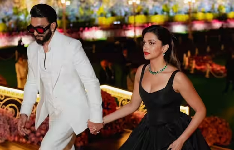 রণবীর সিংহের হাত ধরেই জামনগরে অম্বানিদের অনুষ্ঠানে হাজির হয়েছিলেন দীপিকা পাড়ুকোন। ছবি: সংগৃহীত