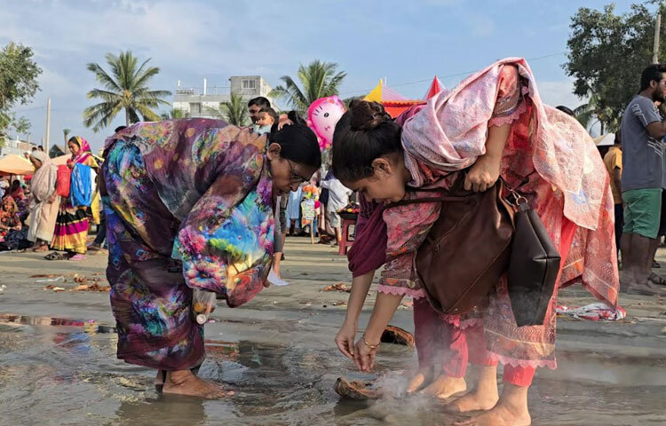 কলাপাড়া উপজেলা নির্বাহী কর্মকর্তা (ইউএনও) ও কুয়াকাটা বীচ ম্যানেজমেন্ট কমিটির সদস্য সচিব মো. কাউসার হামিদ বলেন, রাস উপলক্ষে আমরা বিভিন্ন আয়োজন হাতে নিয়েছি, বরাবরের থেকে একটু আলাদা বিনোদন দিতেই আমরা, মার্কেটের প্রসার বাড়ানো, আলাদাভাবে মোবাইল টয়লেট, চেইঞ্জিং রুমসহ নানা আয়োজন যে কারণে এবারের আয়োজন সবাই নিরবিচ্ছিন্ন ভাবে আয়োজন উদযাপন করেছে। আমরা পুরোপুরি এই আয়োজন শেষ না হওয়া পর্যন্ত আমরা মাঠে আছি।