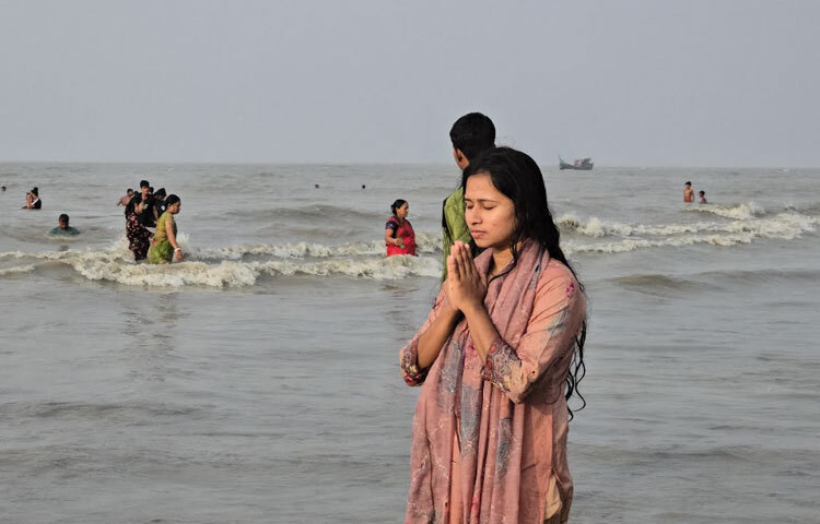 কুয়াকাটা সৈকতে শ্রী শ্রী রাধাকৃষ্ণ মন্দির তীর্থযাত্রী সেবাশ্রমের সহ-সভাপতি নারায়ণ চন্দ্র হাওলাদার বলেন, বাংলাদেশ একটি সাম্প্রদায়িক সম্প্রীতির দেশ। এই দেশে সবাই মিলে একটি সুন্দর লোকজ সাংস্কৃতিক পরিবেশ গড়ে তুলেছে, যা আমাদের হাজার বছরের ঐতিহ্য। আমাদের এই মন্দিরের পাশেই একটি মসজিদও রয়েছে, আমাদের মধ্যে বেশ সু-সম্পর্ক।