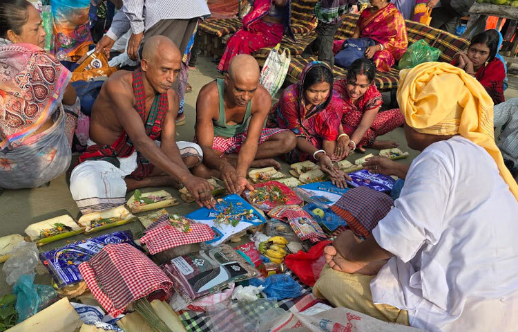 স্নানের আগে সৈকতে মোমবাতি, আগরবাতি, বেল পাতা, ফুল, ধান, দূর্বা, হরিতকী, ডাব, কলা, তেল ও সিঁদুর সমুদ্রে জলে অর্পণ করে সনাতনী নারীরা। এসময় উলুধ্বনি ও মন্ত্রপাঠে মুখরিত হয়ে ওঠে পুরো সৈকত।