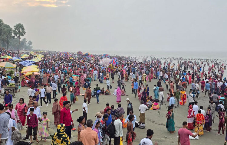 রাশ পূজায়  অংশ নিতে পুণ্যার্থীদের ভিড়ের পাশাপাশি পর্যটকদের পদচারণা ছিল চোখে পড়ার মতো। এই উৎসবকে নির্বিঘ্ন করতে আইনশৃঙ্খলা বাহিনীর পক্ষ থেকে ছিলো কঠোর নজরদারি।