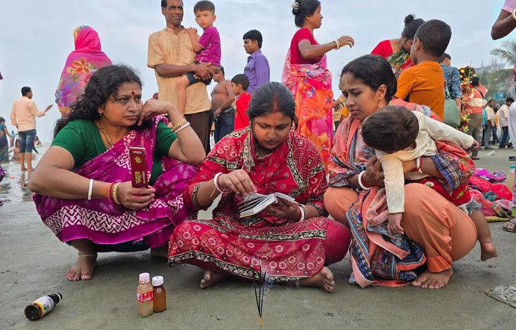 এছাড়া মাথান্যাড়াসহ প্রায়শ্চিত্ত ও পিণ্ডদান করেন অনেক মানতকারীরা। এর আগে রাতভর কুয়াকাটা শ্রী শ্রী রাধাকৃষ্ণ মন্দিরে পূজার্চনা, সঙ্গীতানুষ্ঠান ও মহানাম কীর্তনে মেতে ওঠে সনাতনীরা।