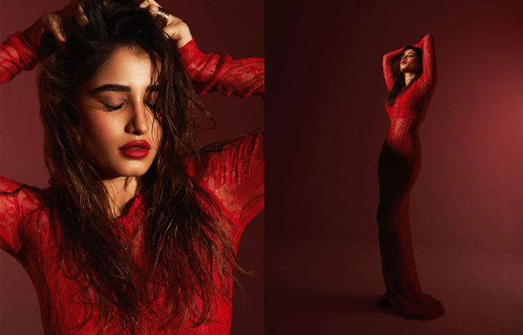 তবে রাশা এই মিলকে অন্ধ অনুকরণে পরিণত করেননি; বরং নিজের মধ্যে যোগ করেছেন স্বতন্ত্র এক আত্মবিশ্বাসী চরিত্র। ঠিক সেই জায়গাটিই তাকে বি-টাউনের নতুন সেনসেশনে পরিণত করেছে।