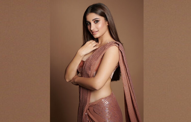 যদিও গ্ল্যামারে ঝলমলে উপস্থিতি তার পরিচয়ের বড় অংশ, কিন্তু পর্দার আড়ালে রাশা একজন শান্ত স্বভাবের, পড়াশোনায় মনোযোগী কিশোরী এমনটাই জানান রাভিনা। জীবনের বাস্তবতা থেকে বিচ্ছিন্ন না হয়ে, স্বপ্নপূরণের পথে নিয়মিত নিজেকে প্রস্তুত করে চলছেন রাশা।