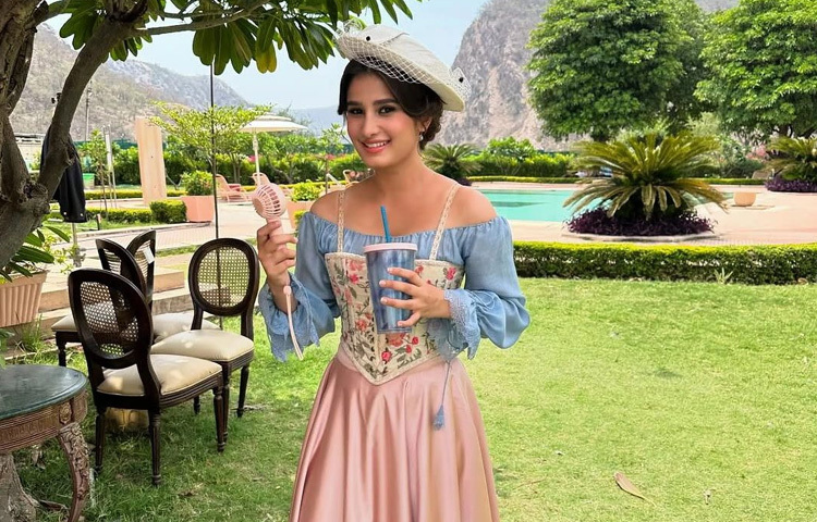 রাশার স্টাইল সেন্সও আজকের প্রজন্মের জন্য অনুপ্রেরণার মতো। কখনো মিনিমাল সাজে চেহারায় ক্যাজুয়াল লুক, কখনো ঐতিহ্যবাহী সাজে ক্লাসিক টাচ; রাশা জানেন কিভাবে নিজের সত্তাকে স্টাইলে ফুটিয়ে তুলতে হয়।