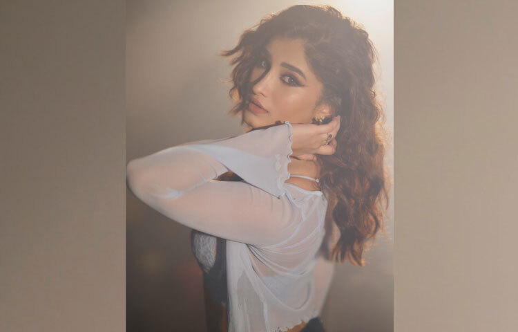 রাভিনা ট্যান্ডনের ‘শহর কি লাড়কি’ গানটি একসময় বক্স অফিসে ঝড় তুলেছিল। সেই সময়কার সাহসী, আধুনিক, চলতি শহুরে মেয়ের প্রতিচ্ছবিই তুলে ধরেছিলেন তিনি। আজ দুই দশক পর তার মেয়ে রাশা যেন সেই ইমেজকেই জেন–জি ঢঙে নতুনভাবে পুনর্জাগরিত করছেন। তার চোখের দৃষ্টি, ফটোশুটে পোজ, কিংবা অফ-স্ক্রিন ক্যাজুয়াল স্টাইল সব জায়গাতেই অনায়াসে ফুটে ওঠে ‘ছোট রাভিনা’র ছাপ।