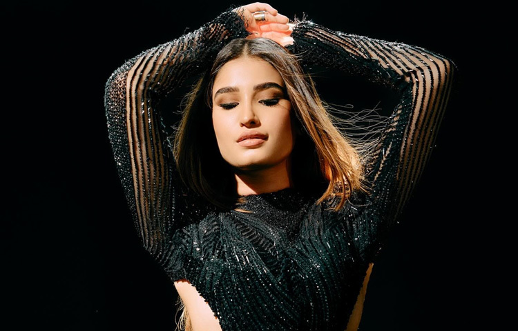 সোশ্যাল মিডিয়ায় প্রতিটি ছবিতে ধরা দেয় এক নির্ভার, প্রাণবন্ত মেয়ের মুখ; যার হাসিতে লুকিয়ে থাকে আত্মবিশ্বাসের গল্প।