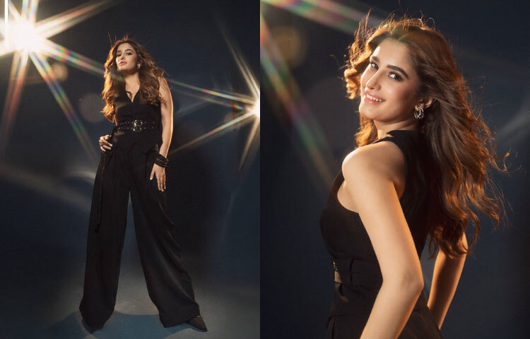 রাশা থাডানি এখন কেবল রাভিনা ট্যান্ডনের মেয়ে নন, বরং নিজের আলোয় আলোকিত হতে শুরু করেছেন। তার নানা লুকে ভরপুর আবেদন, ঝলমলে উপস্থিতি আর নতুন প্রজন্মের সঙ্গে দারুণ কানেকশন তাকে আগামীর সুপারস্টার হওয়ার পথে এগিয়ে দিচ্ছে দ্রুত। বলিউডের ‘ছোট রাভিনা’ হয়তো আগামী দিনগুলোতে হয়ে উঠবেন নিজের নামেরই আলাদা এক ব্র্যান্ড রাশা থাডানি।