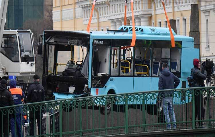 রাশিয়ায় একটি যাত্রীবাহী বাস নদীতে পড়ে সাতজন নিহত হয়েছেন। ছবি: এএফপি