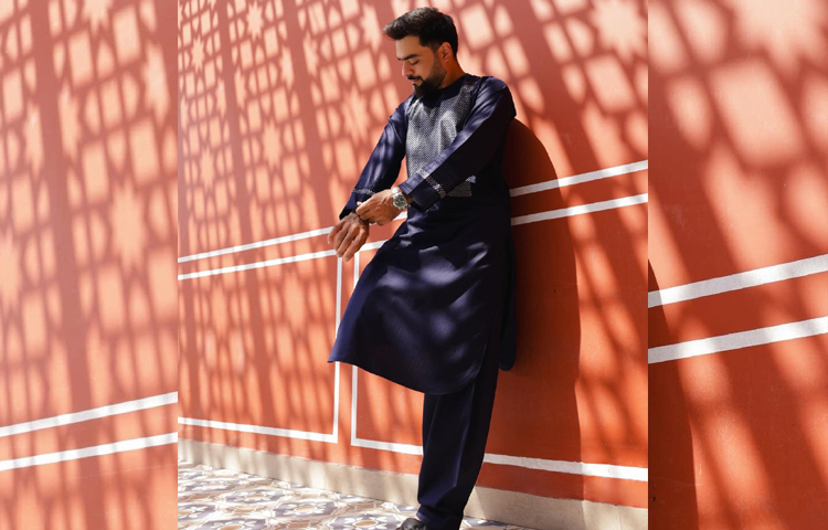 সামাজিক যোগাযোগ মাধ্যমে কিছু ছবি শেয়ার করে শুভেচ্ছা বার্তা দিয়েছেন এই তারকা।