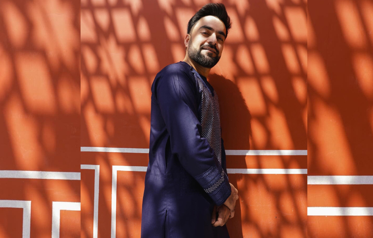 নেভিব্লু রঙের পাঞ্জাবীকে দারুণ মানিয়েছে এই স্পিনারকে।