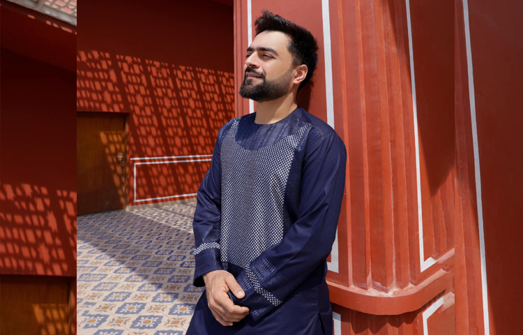 ক্যাপশনে লিখেছেন, বিশ্বের সবাইকে ঈদ মোবারক। আপনার প্রিয়জনদের সঙ্গে ভালোবাসা, আনন্দ এবং লালিত মুহূর্তগুলোতে ভরা একটি দুর্দান্ত ঈদের শুভেচ্ছা। নিরাপদ থাকুন এবং উৎসব উপভোগ করুন।