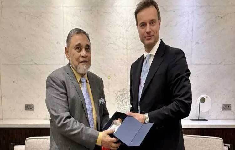 ত্রয়োদশ জাতীয় সংসদ নির্বাচন ও গণভোটের সামগ্রিক পরিবেশ ছিল শান্তিপূর্ণ, এমনকি উৎসবমুখর এমন মন্তব্য করেছে রাশিয়ান ফেডারেশনের কেন্দ্রীয় নির্বাচন কমিশন (সিইসি)। আন্তর্জাতিক পর্যবেক্ষণ কর্মসূচিতে অংশ নিয়ে সংস্থাটির প্রতিনিধি দল ভোটগ্রহণ প্রক্রিয়াকে সুশৃঙ্খল ও আইনসম্মত বলে উল্লেখ করেছে।