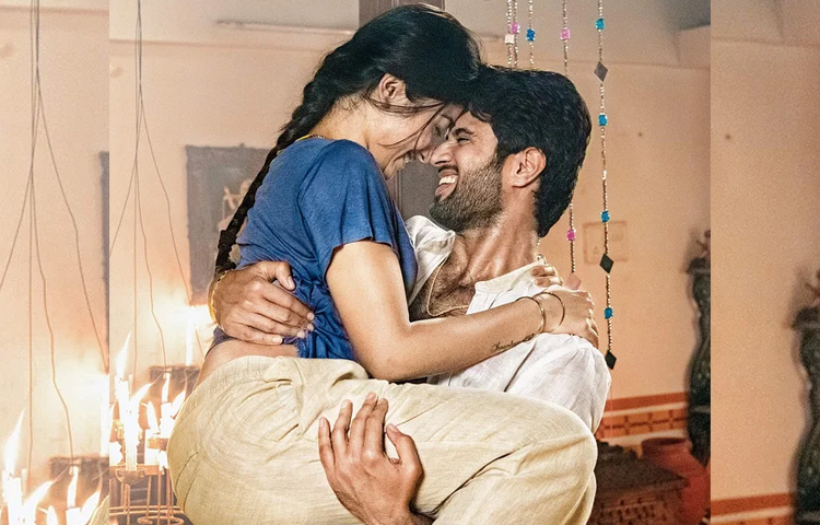 তবে দক্ষিণী অভিনেত্রী রাশমিকা মান্দানার সঙ্গে রয়েছে তার প্রেমের গুঞ্জন। যদিও প্রেম ‍নিয়ে মুখে কুলুপ এঁটেছেন তারা। ছবি: ইনস্টাগ্রাম