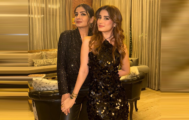 গ্ল্যামারাস অভিনেত্রী রাভিনা ট্যান্ডন ও তার মেয়ে রাশা থাডানি।