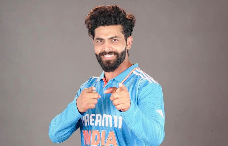 যেকোনো ক্রিকেটারের চরিত্র যাচাইয়ের কঠিনতম মঞ্চ টেস্ট ক্রিকেট। আর এই জায়গায় জাদেজার দাপট আরও প্রকট। টেস্টে তিনি শুধু বোলার নন, ব্যাটসম্যান হিসেবেও বহুবার দায়িত্ব নিয়েছেন সবচেয়ে সংকটময় সময়ে। নিচের দিকের ব্যাটসম্যান হয়েও ম্যাচ বাঁচানো কিংবা মোড় ঘোরানো ইনিংস খেলেছেন অসংখ্যবার।