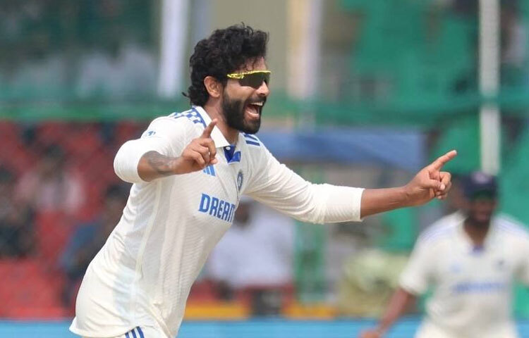 মায়ের মৃত্যুর পর জীবনে বড় একটা শূন্যতা নেমে এলেও সেই শোককেই জেদে পরিণত করেছিলেন তিনি। গুজরাটের স্থানীয় মাঠগুলোতে ঘাম ঝরিয়ে ধীরে ধীরে নিজেকে শক্ত করে গড়ে তুলতে থাকেন। জাদেজার শৃঙ্খলা, কাজের প্রতি অবিচল নিষ্ঠা আর মাঠে দাপুটে উপস্থিতি তাকে গুজরাট ক্রিকেটের ‘বিশ্বস্ত প্রতিভা’তে পরিণত করতে বেশি সময় নেয়নি।