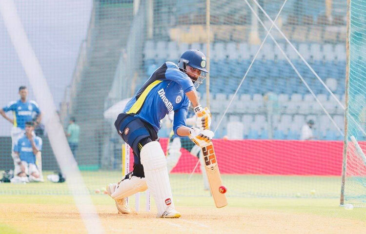 জাদেজার সবচেয়ে বড় পরিচয় তার নীরবতা। তিনি অতিরিক্ত আলোচনায় নেই, মিডিয়ার সামনে নিজের ব্যাপারে বেশি বলেনও না। তিনি নিজের কাজ করেন চুপ করে, মনোযোগ দিয়ে, সেরাটা দিয়ে। আর হয়তো এই কারণেই তিনি এতদিন আন্তর্জাতিক ক্রিকেটে নিজের ধরে রাখা জায়গাটি শক্ত করে রাখতে পেরেছেন।