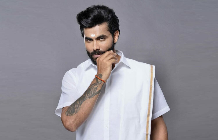 তার বোলিংয়ের বৈশিষ্ট্য দারুণ টার্ন, ড্রিফট আর গতি বাড়িয়ে-কমানোর কৌশল। এই কারণে ভারতীয় স্পিন আক্রমণের অন্যতম ভিত্তি হয়ে ওঠেন তিনি।