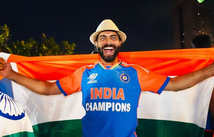 ১৯৮৮ সালের এই দিনে গুজরাটের জামনগরের নাভাগাম গ্রামের এক সাধারণ পরিবারে জন্ম জাদেজার। ছোটবেলা থেকেই ক্রিকেটই ছিল তার অবলম্বন। অর্থনৈতিক টানাপোড়েন, সুযোগের অভাব সব বাধাই ছিল চিরচেনা। কিন্তু জাদেজার মনোযোগ ছিল একদম স্পষ্ট: ব্যাট হাতে, বল হাতে বা মাঠে দৌড় ক্রিকেটই তার নিঃশ্বাস।