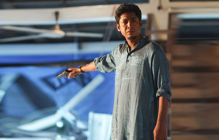 রওনকের শিল্পজীবন শুরু হয় মঞ্চ দিয়ে। নাট্যচর্চার মাধ্যমে তিনি গড়তে থাকেন অভিনয়ের ভিত।