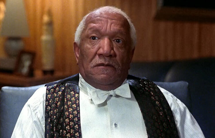 রেড ফক্স: খ্যাতনামা কৌতুক অভিনেতা রেড ফক্স সবসময়ই নিজের মজার রসিকতায় মানুষকে হাসাতেন। মজার বিষয়, তিনি প্রায়ই মঞ্চে অভিনয়ের সময় মজা করে ‘হার্ট অ্যাটাক’ হওয়ার ভান করতেন। ১৯৯১ সালের এক রিহার্সালে তিনি হঠাৎ বুকে হাত চেপে মাটিতে লুটিয়ে পড়েন। দর্শকরা প্রথমে ভেবেছিলেন, এটিও হয়তো আরেকটি রসিকতা। কিন্তু কিছু সময়ের মধ্যেই হাসি থেমে যায়-কারণ ফক্স এবার সত্যিই চলে গেছেন, চিরতরে।