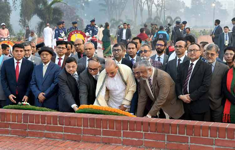মহান বিজয় দিবস উপলক্ষে ঢাকায় সাভারে জাতীয় স্মৃতিসৌধে পুষ্পস্তবক অর্পণের মাধ্যমে শহীদদের প্রতি শ্রদ্ধা নিবেদন করেন প্রধান বিচারপতি সৈয়দ রেফাত আহমেদ। ছবি: পিআইডি