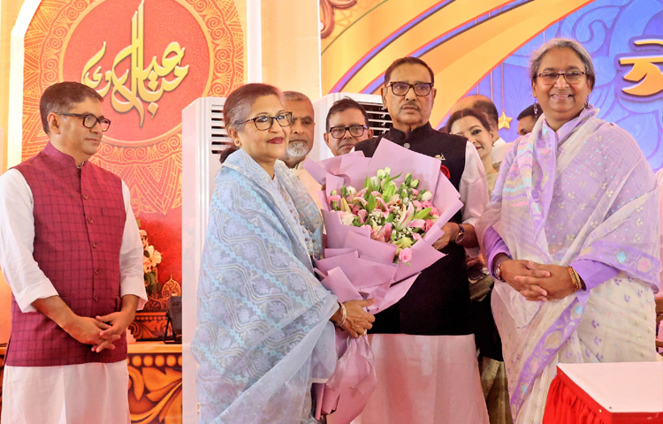 আওয়ামী লীগের সাধারণ সম্পাদক ও সেতুমন্ত্রী ওবায়দুল কাদের কেন্দ্রীয় নেতাদের সঙ্গে নিয়ে বঙ্গবন্ধুর কনিষ্ঠকন্যা শেখ রেহানাকে ঈদের শুভেচ্ছা জানান। ছবি: ইয়াসিন কবির জয়