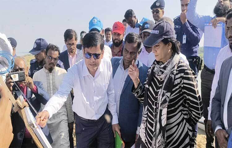 হাওরের বোরো ধান রক্ষায় ফসলরক্ষা বাঁধ নির্মাণে কেউ অনিয়ম করলে কঠোর ব্যবস্থা নেওয়া হবে। নির্ধারিত সময়ে বাঁধের কাজ শেষে হবে। সেইসঙ্গে ফসল রক্ষা বাঁধের বরাদ্দের নামে অহেতুক কোনো প্রকল্প নেওয়া হবে না, যা পরিবেশের ক্ষতি করে। এককথায় পরিবেশ রক্ষা করেই বাঁধ নির্মাণ করা হবে বলে জানিয়েছেন পরিবেশ বন ও জলবায়ু পরিবর্তন এবং পানি মন্ত্রণালয়ের উপদেষ্টা সৈয়দা রিজওয়ানা হাসান। ছবি: লিপসন আহমেদ