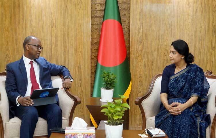 আজ মন্ত্রণালয়ে পরিবেশ, বন ও জলবায়ু পরিবর্তন উপদেষ্টা সৈয়দা রিজওয়ানা হাসানের সঙ্গে সাক্ষাৎ করেন ওয়ার্ল্ড ব্যাংকের কান্ট্রি ডিরেক্টর আবদৌলায়ে সেক। ছবি: পিআইডি