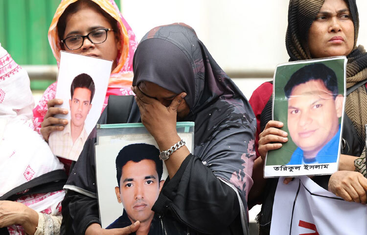 দুপুরের গরম রোদ উপেক্ষা করে তারা দাঁড়িয়ে ছিলেন ঘণ্টার পর ঘণ্টা। হাইকোর্টের উঁচু দেয়ালের নিচে, দেশের ন্যায়বিচারের প্রতীক সেই প্রাঙ্গণে তাদের আহাজারিতে বাতাস ভারী হয়ে ওঠে।