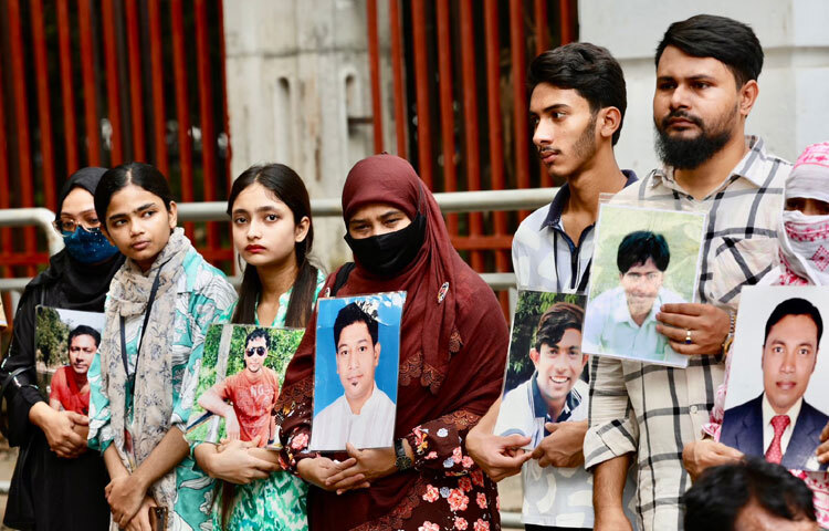 মানববন্ধনে অংশ নেওয়া এক মা কাঁদতে কাঁদতে বললেন, ‘আমার ছেলেকে ২০১৯ সালে ধরে নিয়ে যাওয়া হয়। আজ পর্যন্ত ফিরিয়ে দেওয়া হয়নি। কোথায় আছে, বেঁচে আছে কি না-কিছুই জানি না। আমি শুধু জানতে চাই, আমার সন্তানের কী অপরাধ ছিল?’