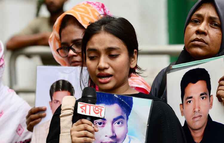 কেউ ছবি বুকে নিয়ে কাঁদলেন, কেউ আবার চোখ মুছতে মুছতে নীরব হয়ে গেলেন। তবে তাদের চোখের ভাষা যেন বলে গেল, বিচার না পাওয়া পর্যন্ত এই অপেক্ষা থামবে না।