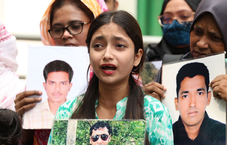 কেউ হাতের ছবি বুকে চেপে ধরেছেন, কেউ আবার চোখের পানি মুছতে মুছতে বলছেন, বছরের পর বছর কেটে গেল, কোনো খোঁজ পাই না। শুধু অপেক্ষা আর প্রতিশ্রুতি শুনি।