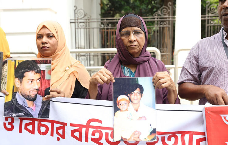 তাদের দাবি-এসব ঘটনায় অভিযুক্তদের বিরুদ্ধে স্বাধীন ও নিরপেক্ষ তদন্তের মাধ্যমে বিচার নিশ্চিত করা হোক। একই সঙ্গে রাজনৈতিক পরিচয়ে রক্ষা পাওয়া অভিযুক্ত খুনিদেরও আইনের আওতায় আনার দাবি জানান তারা।