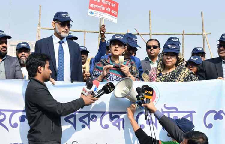 ঢাকায় জাতীয় সংসদ ভবনের দক্ষিণ প্লাজায় হর্নের বিরুদ্ধে পরিবেশ অধিদপ্তর ও ডিএমপি আয়োজিত মোটর শোভাযাত্রায় প্রধান অতিথির বক্তৃতা করেন পরিবেশ, বন ও জলবায়ু পরিবর্তন উপদেষ্টা সৈয়দা রিজওয়ানা হাসান। ছবি: পিআইডি