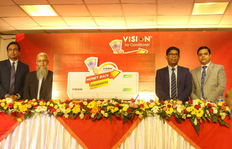 দেশের ইলেকট্রনিক্স বাজারে অভিনব এক উদ্যোগ নিয়েছে আরএফএল গ্রুপের অঙ্গপ্রতিষ্ঠান ‘ভিশন’। এয়ার কন্ডিশনার (এসি) পণ্য নিয়ে ভোক্তা সন্তুষ্টি নিশ্চিত করতে ‘মানি ব্যাক গ্যারান্টি’ অফার চালু করেছে প্রতিষ্ঠানটি। এ ক্যাম্পেইনের আওতায়, গ্রাহক এসি ক্রয়ের এক মাসের মধ্যে পণ্যে অসন্তুষ্ট হলে ক্রেতারা সম্পূর্ণ টাকা ফেরত পাবেন। ছবি: মাহবুব আলম