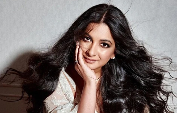 একতা কাপুর ও অনিল কাপুরের মেয়ে রিয়া কাপুর প্রযোজিত এ সিনেমায় বর্তমান সময়ের এয়ারলাইন্স ইন্ডাস্ট্রির দুরবস্থাকে তুলে ধরা হয়েছে। ছবি: ইনস্টাগ্রাম