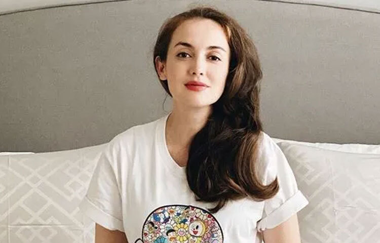 ১৯৮৩ সালের এই দিনে ইংল্যান্ডের বানবেরি শহরে রিয়ান্টি কার্টরাইটের জন্ম। তার বাবা ছিলেন ইংরেজ এবং মা ইন্দোনেশিয়ান। দুই সংস্কৃতির মিশ্রণে বড় হওয়ায় তিনি ছোট থেকেই ছিলেন বহুমুখী প্রতিভার অধিকারী। অল্প বয়সে পরিবারসহ ইন্দোনেশিয়ায় ফিরে আসেন এবং এখানেই শৈশব কাটান। বিদেশি রক্তের প্রভাবের কারণে তার চেহারায় যেমন বৈচিত্র্য দেখা যায়, তেমনি চিন্তাভাবনায়ও ফুটে ওঠে খোলামেলা দৃষ্টিভঙ্গি।