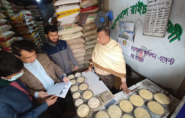 হঠাৎ দাম বেড়ে যাওয়ায় রাজধানীতে চালের বাজারে অভিযান চালাচ্ছে খাদ্য মন্ত্রণালয়। আজ উত্তর বাড্ডা এলাকায় চালানো অভিযানে নেতৃত্ব দেন খাদ্য মন্ত্রণালয়ের উপ-সচিব ড. জয়নাল আবেদিন। ছবি: মাহবুব আলম