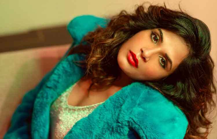 বলিউডে প্রচলিত সৌন্দর্যনির্ভর নায়িকাদের ভিড়ে রিচা চাড্ডা একটু আলাদা করে চোখে পড়ে। কারণ তিনি কখনোই কেবল নায়কোচিত গ্ল্যামারের প্রতিযোগিতায় নিজেকে আটকে রাখেননি; বরং সাহসী চরিত্র, বাস্তবধর্মী গল্প আর সামাজিক বার্তাবাহী সিনেমার মাধ্যমেই নিজের জায়গা তৈরি করেছেন।