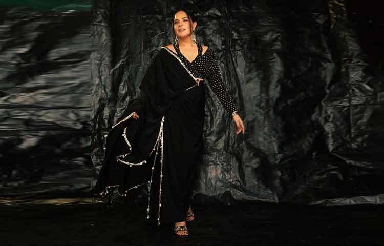 ১৯৮২ সালের এই দিনে জন্ম নেওয়া রিচা অভিনয়ের জগতে পা রাখেন তুলনামূলকভাবে ছোট একটি চরিত্র দিয়ে ‘ওয়ে লাকি! ওয়ে লাকি!’। শুরুটা ছিল নীরব, আলোচনার বাইরে। তবে এই নীরবতাই ছিল তার শক্তি। একের পর এক পার্শ্ব চরিত্রে অভিনয় করে তিনি বুঝিয়ে দেন, চরিত্র ছোট হলে অভিনয়ের গভীরতা ছোট হয় না।