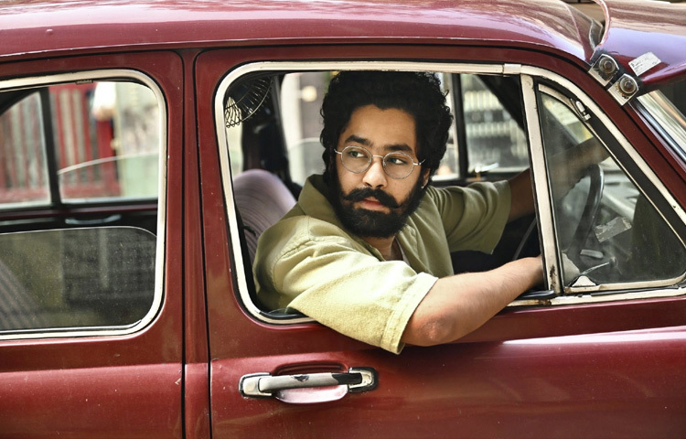 ঋদ্ধি সংলাপে জোর দেন না, তার অভিনয়ের মাধুর্য লুকিয়ে থাকে ছোট ছোট নড়াচড়ায়, অভিব্যক্তিতে। তিনি কথা বলেন চরিত্রের চোখ দিয়ে, চুপ থাকার মধ্য দিয়ে।