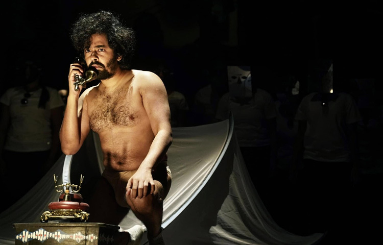 অভিনয় তার রক্তে সন্দেহ নেই। বাবা কৌশিক সেন, মা রেশমি সেন থিয়েটারের মাটি, মঞ্চ, সংলাপ আর আলো-অন্ধকারে ঋদ্ধির শৈশব গড়ে উঠেছে। কিন্তু অভিনয়ের প্রতি তার ভালোবাসার প্রমাণ বারবার দিয়েছেন তিনি।