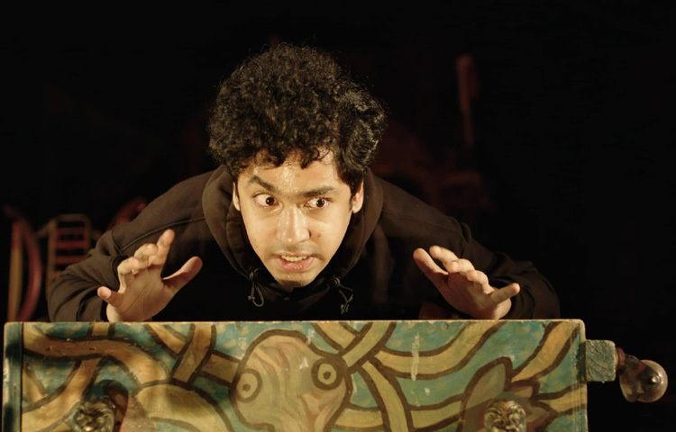 ঋদ্ধি যখন ক্যামেরার সামনে দাঁড়ান, তখন তিনি আর ‘ঋদ্ধি’ থাকেন না। তখন তিনি সেই চরিত্র, যার মনোজগত, যন্ত্রণার ইতিহাস কিংবা নীরব আনন্দ দর্শকের চোখে মুগ্ধতা তৈরি করে।