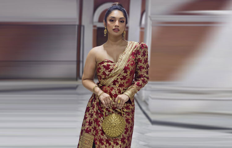 মেকআপের ক্ষেত্রেও ফুটে উঠেছে পরিমিত সৌন্দর্য। স্মোকি আইলাইনারে চোখের গভীরতা, গ্লসি ঠোঁট, হালকা ব্লাশঅন আর খোঁপায় বাঁধা চুল-সব মিলিয়ে তিনি যেন একেবারে সিনেমার চরিত্র হয়ে উঠেছেন।